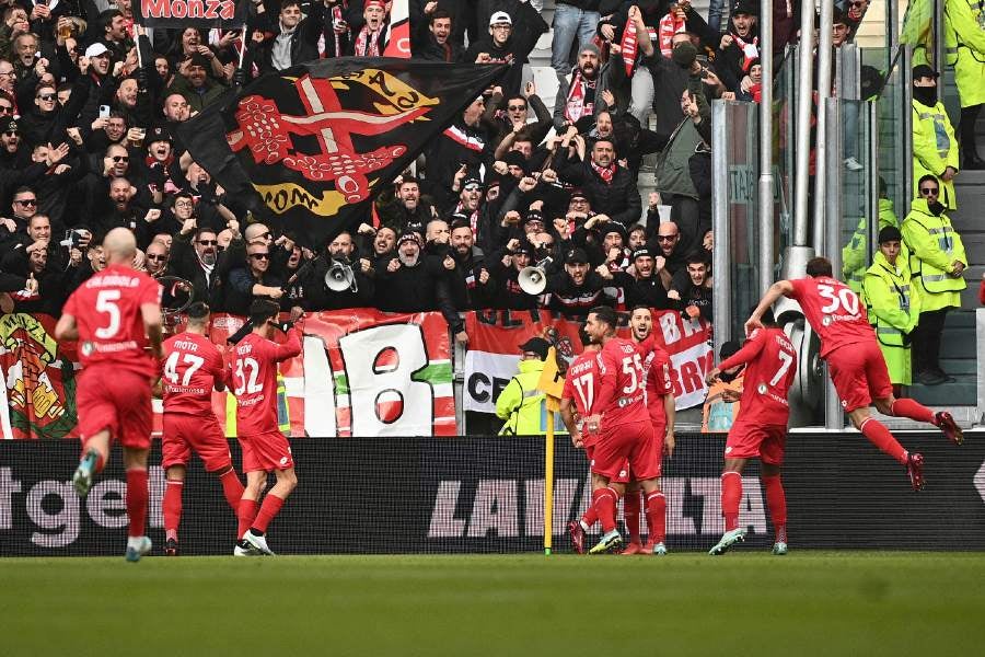 Equipo de Monza celebrando gol