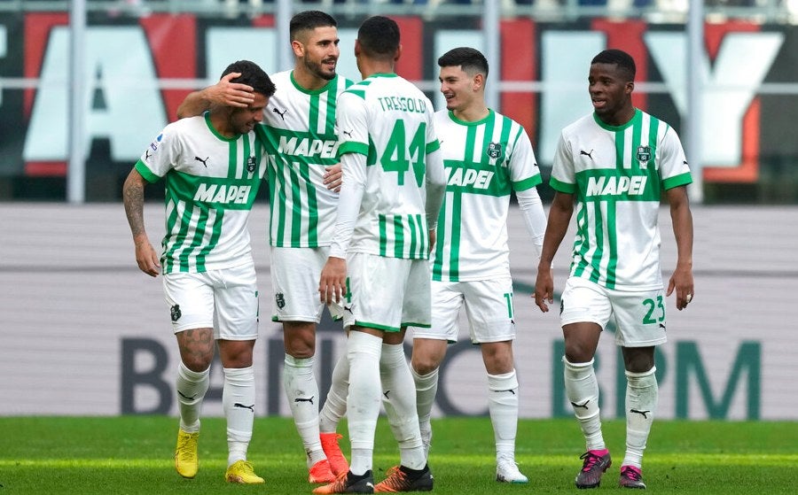 Jugadores del Sassuolo celebran gol ante el Milan