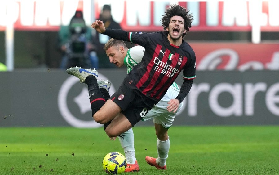 Sandro Tonali recibe falta de Davide Frattesi