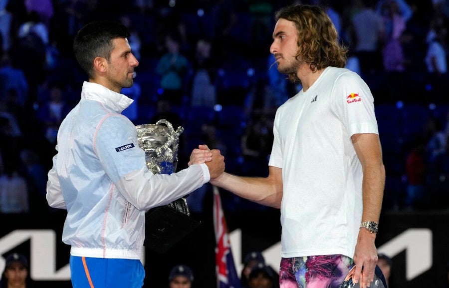 Djokovic es felicitado por Stefanos Tsitsipas