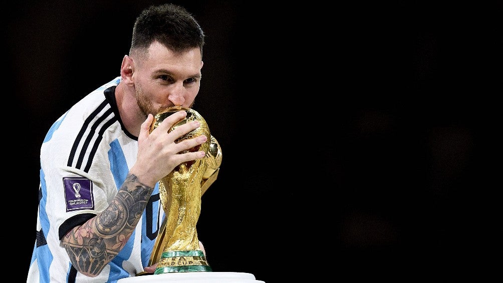 Lionel Messi besando la Copa del Mundo