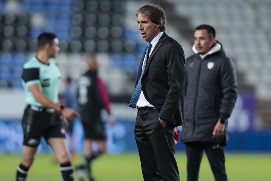 Guillermo Almada dirigiendo a Pachuca