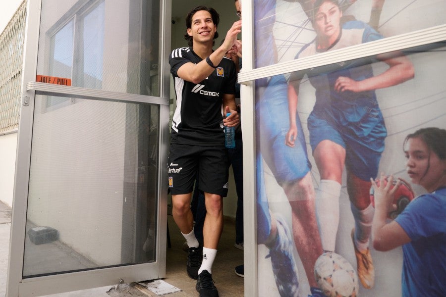 Diego Lainez saludando a los fans de Tigres