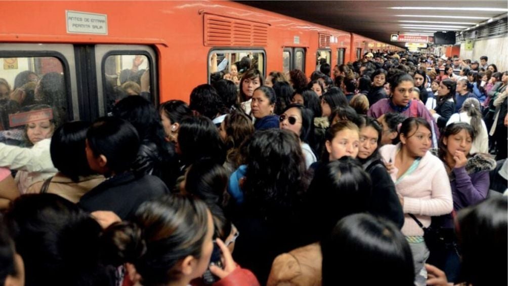 El metro de la CDMX en hora pico