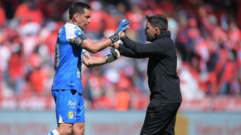 Larcamón festeja el empate con Rodolfo Cota