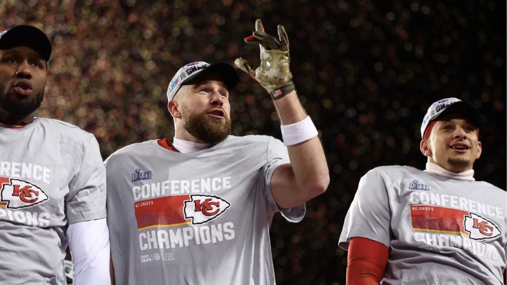 Kelce y Pat celebran el campeonato de conferencia