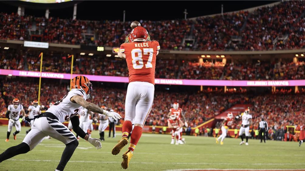 Kelce recibiendo un pase para TD de Mahomes