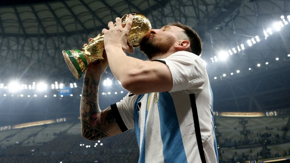 Lionel levantando la Copa del Mundo