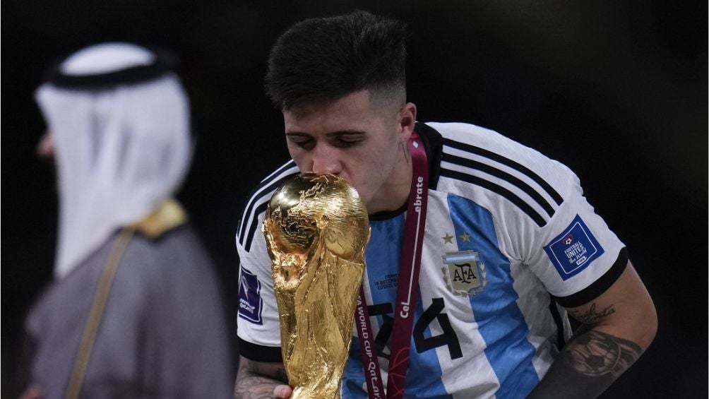 Enzo celebrando la Copa del Mundo