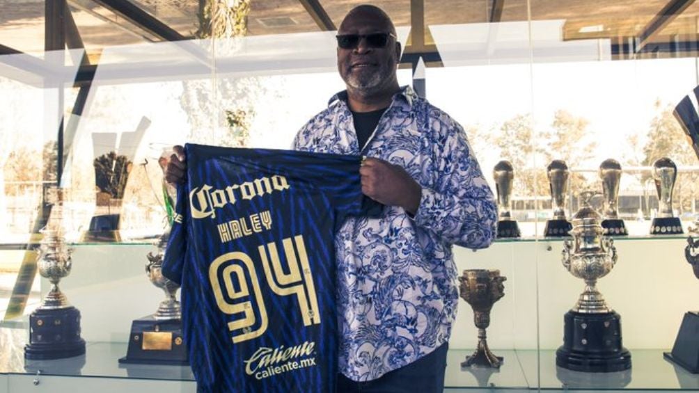 Haley presumió su jersey de regalo del América