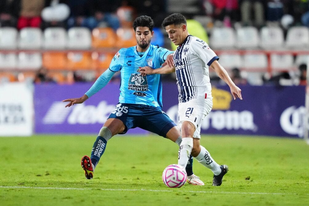 Ponchito González disputando un balón