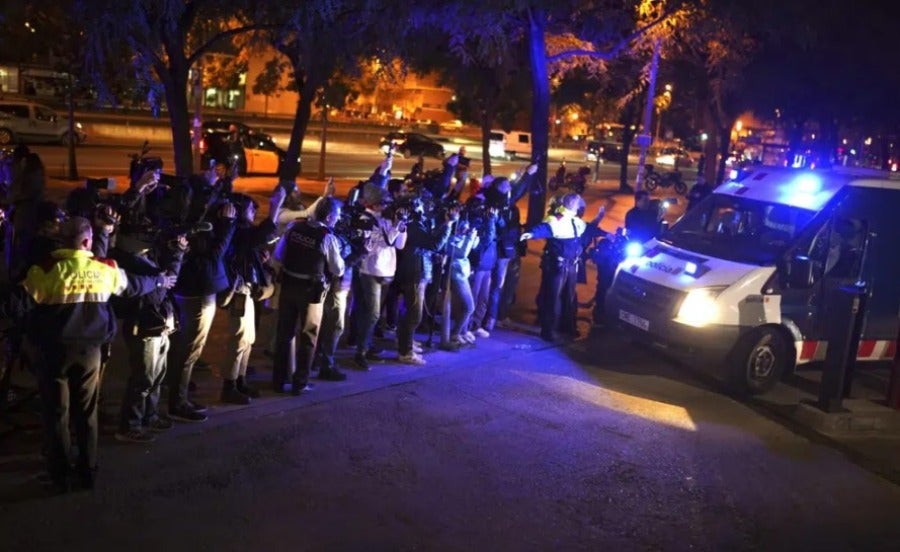 Auto de la policía traslada al futbolista