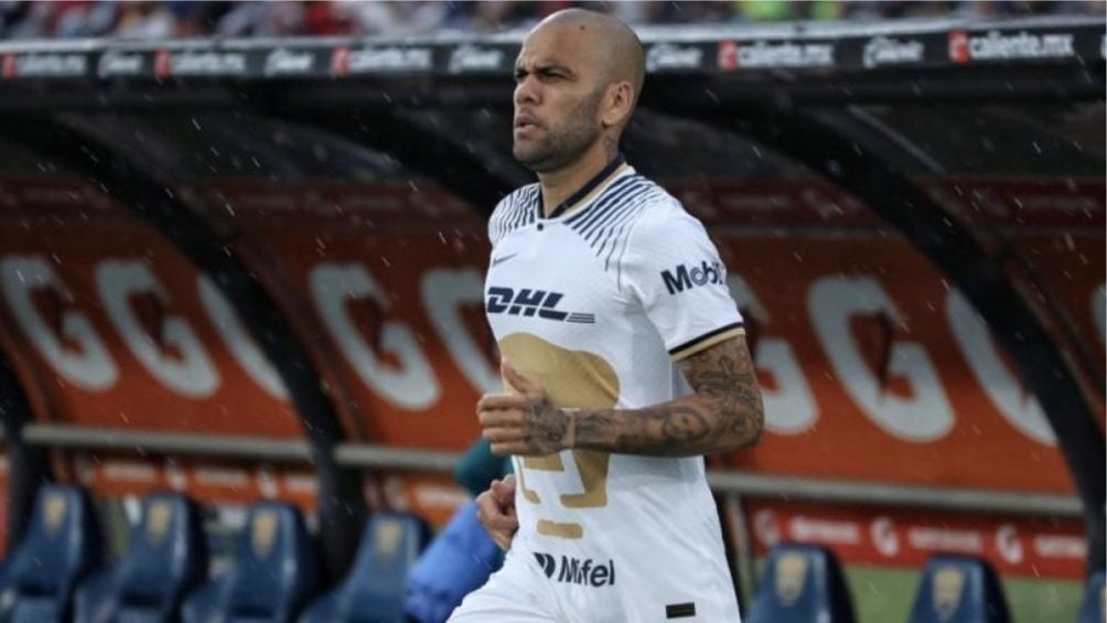 Alves saltando a la cancha de CU