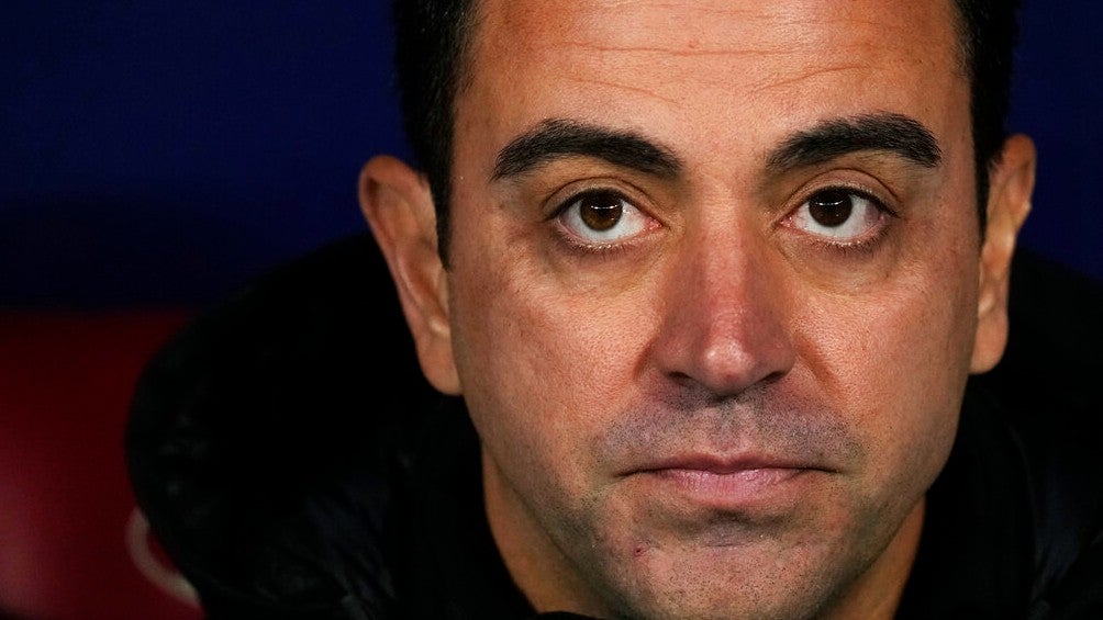 Xavi Hernández dirigiendo un partido