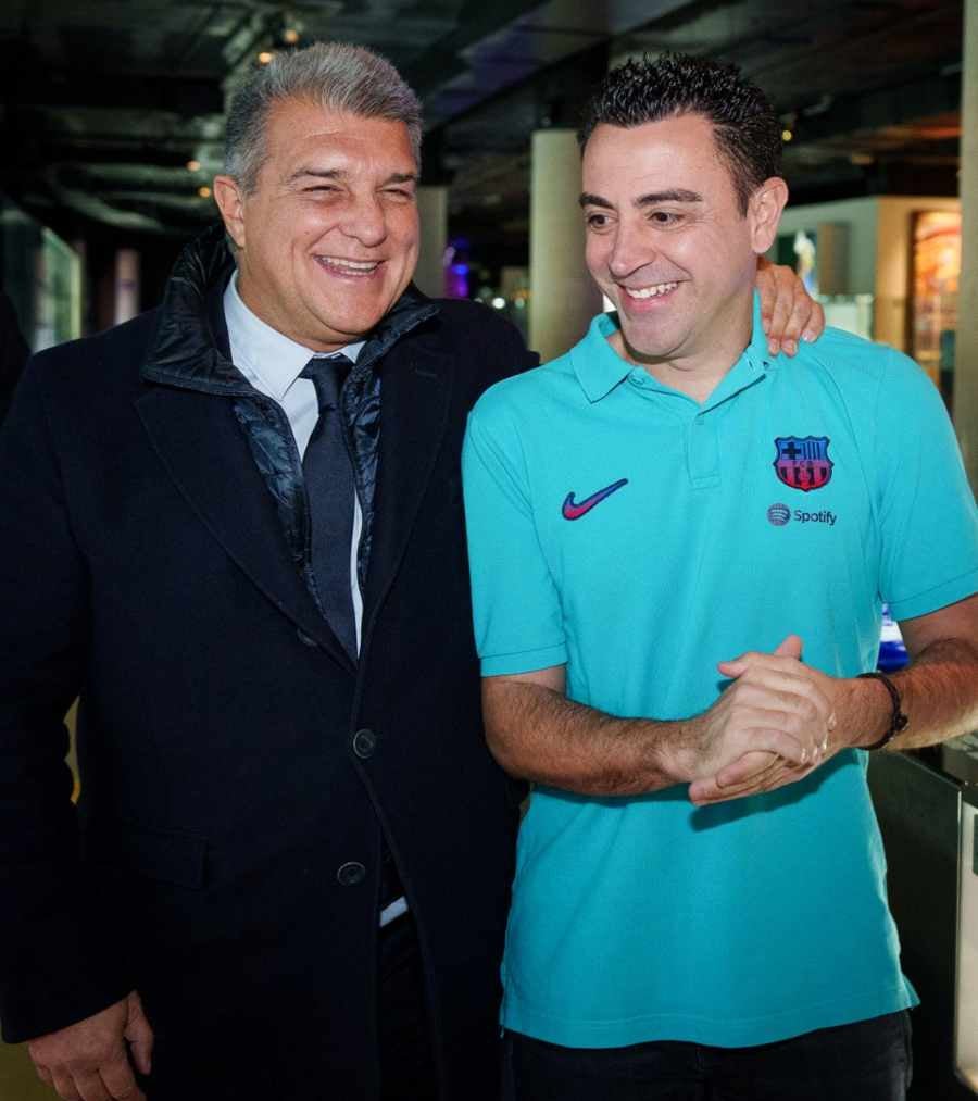 Xavi Hernández y Joan Laporta 