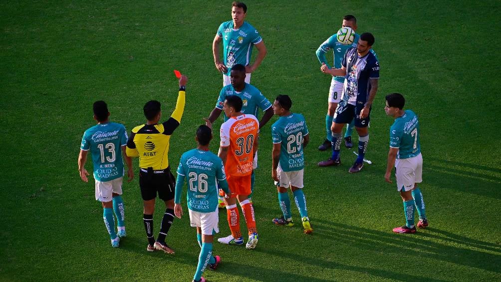 Joel Campbell dejó al León con 10 hombres