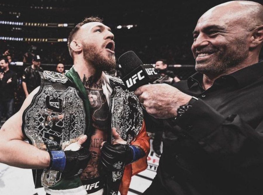 Mcgregor festejando su campeonato en división diferente 