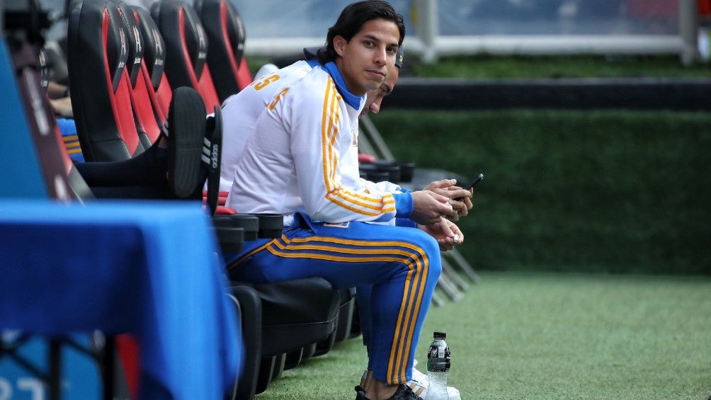 Diego Lainez en la banca del Estadio Azteca