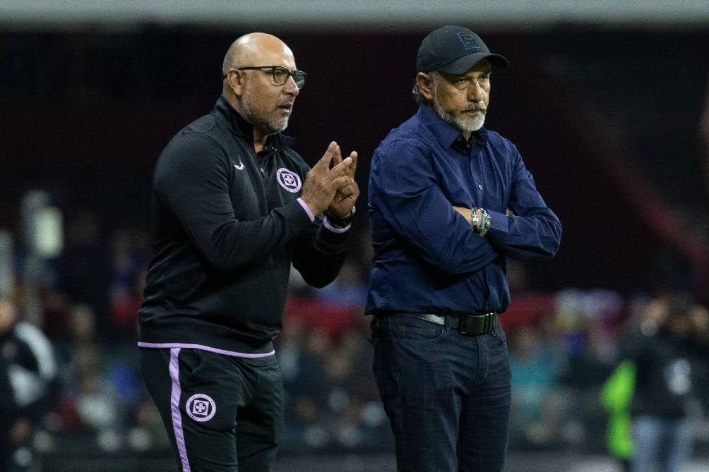 Potro Gutiérrez charlando con su auxiliar