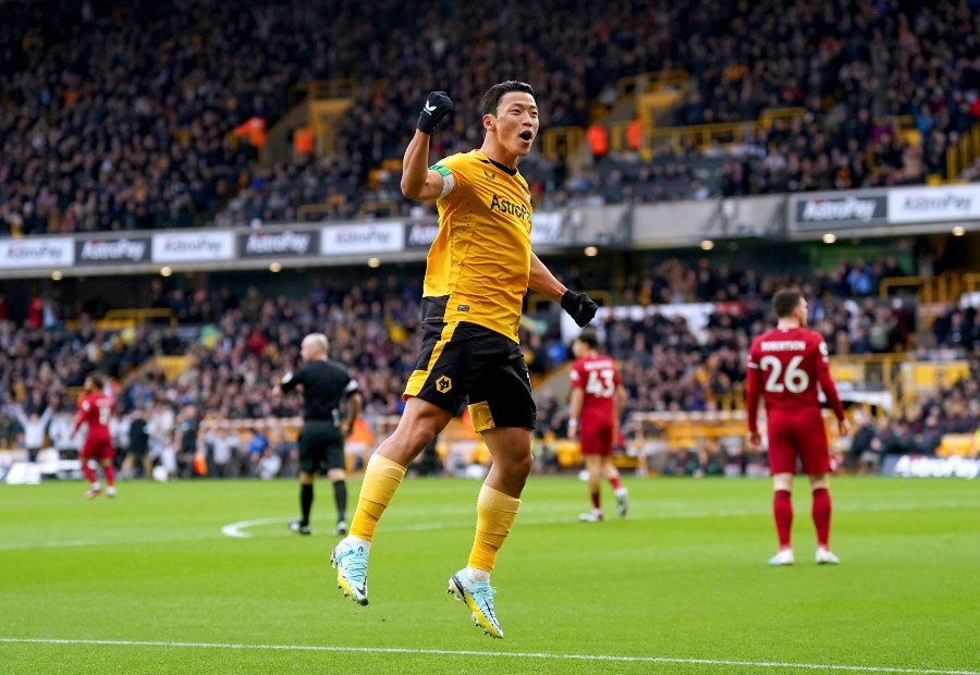 Hee- Chan festejando el segundo gol de los Wolves 