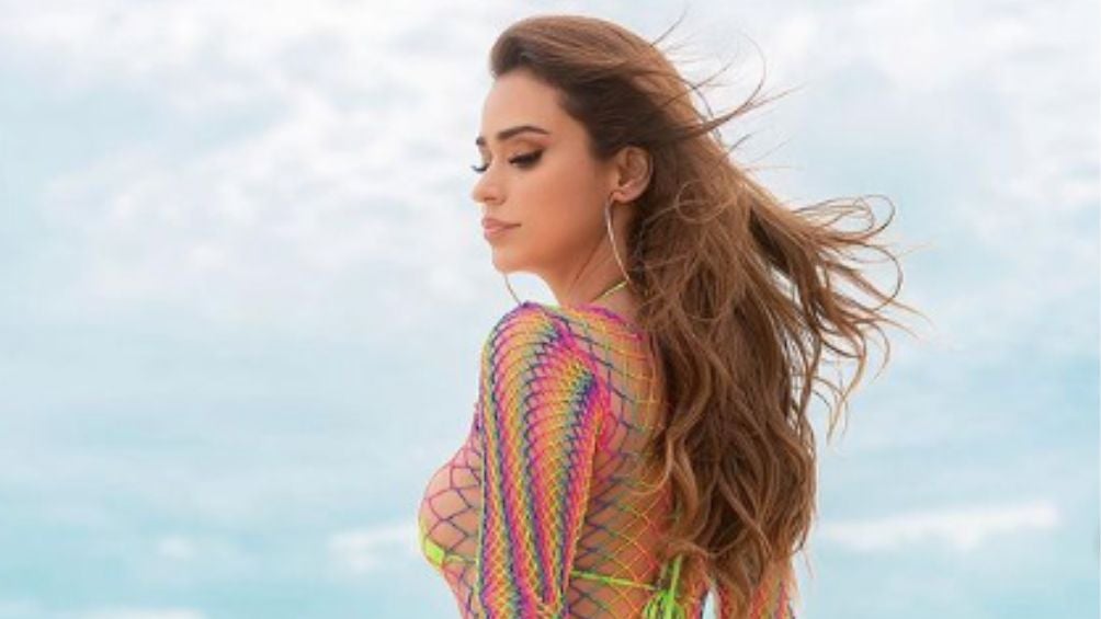 Yanet García en la playa