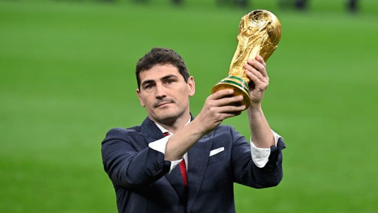 Iker Casillas levantando la Copa del Mundo en Qatar 2022 