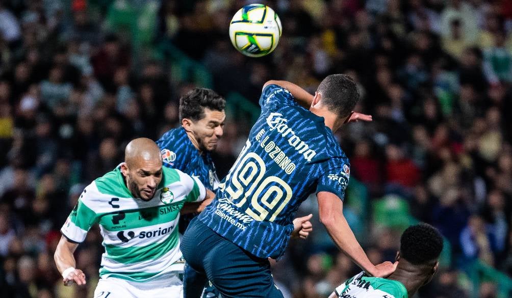 Esteban Lozano disputa un balón durante su debut en la Liga MX