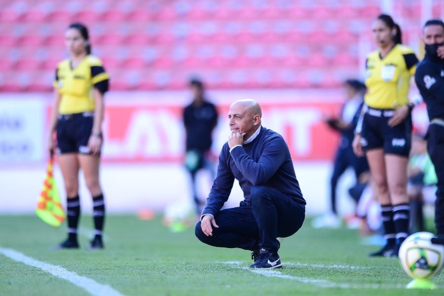 Villacampa dirigiendo partido de América Femenil