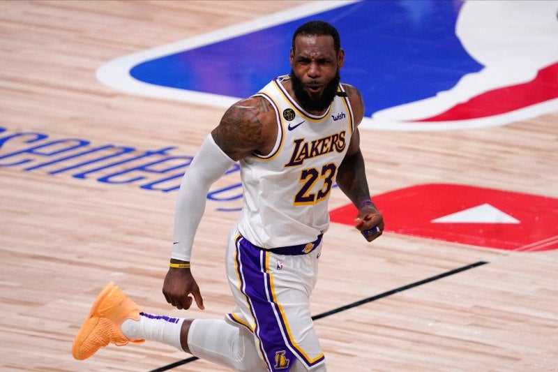 LeBron James de los Lakers festeja ante el Heat de Miami