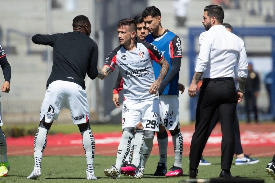 Benjamín Mora haciendo cambios en el partido