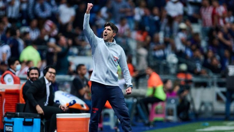 Veljko Paunovic festejando con afición de Chivas en partido vs FC Juárez