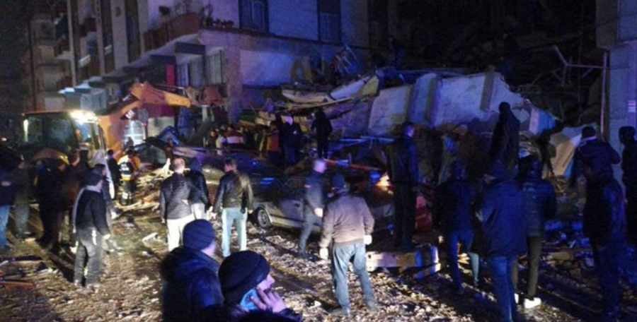 Personas ayudando tras el terremoto