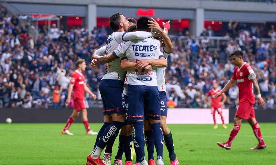 Jugadores de Rayados festejando el triunfo