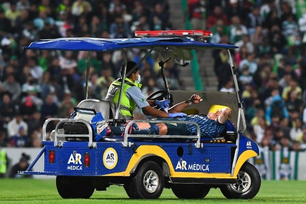 Tuvo que salir en el 'carrito de las desgracias' 