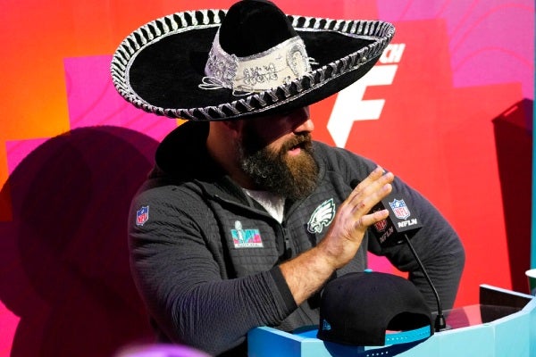 Jason Kelce con sobrero de mariachi 