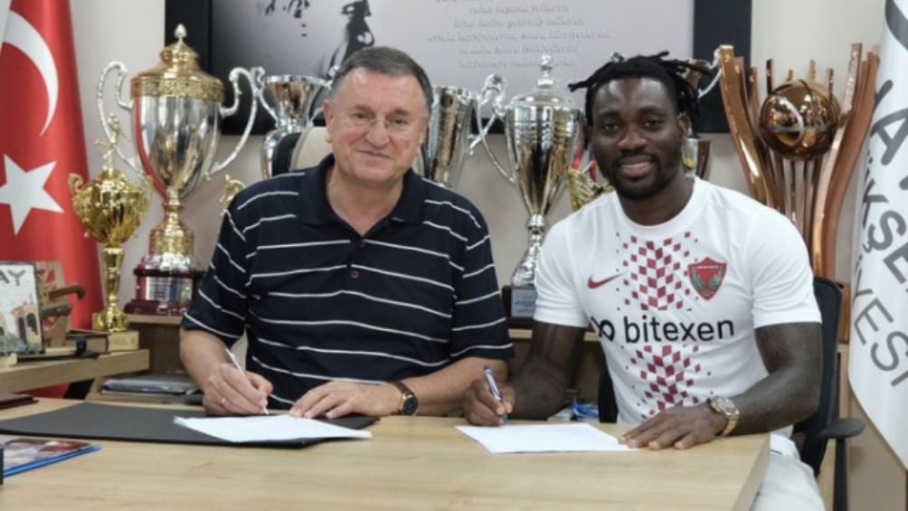 Atsu firmando su contrato con el Hatayspor