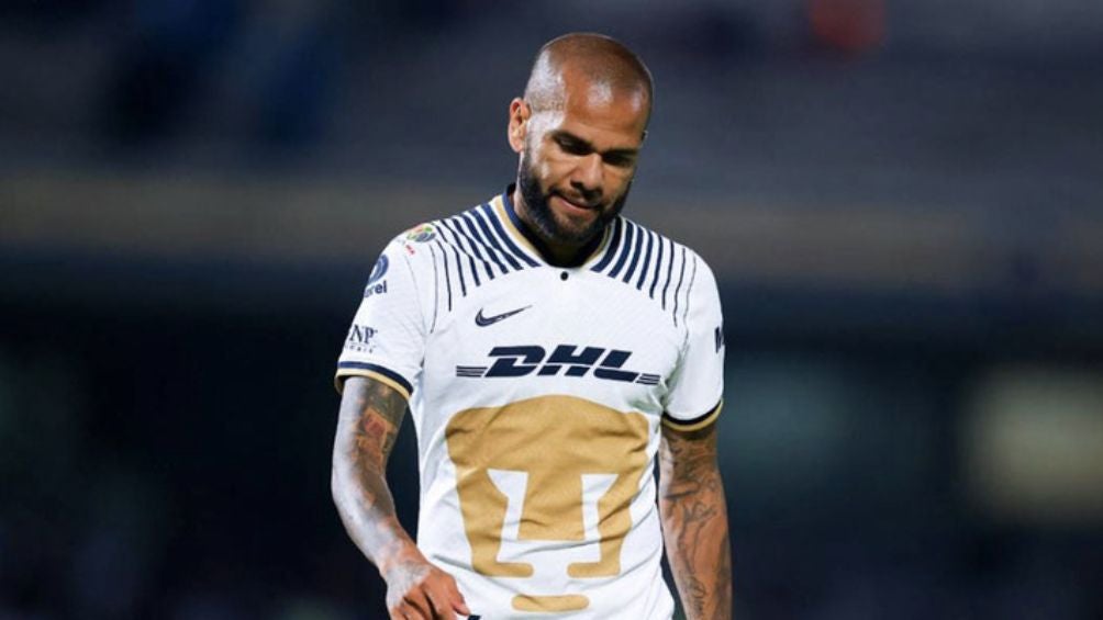 Alves en un encuentro con los Pumas