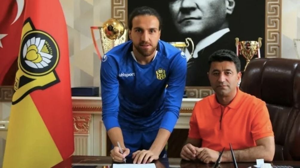 Ahmet al renovar su contrato con el Malatyaspor