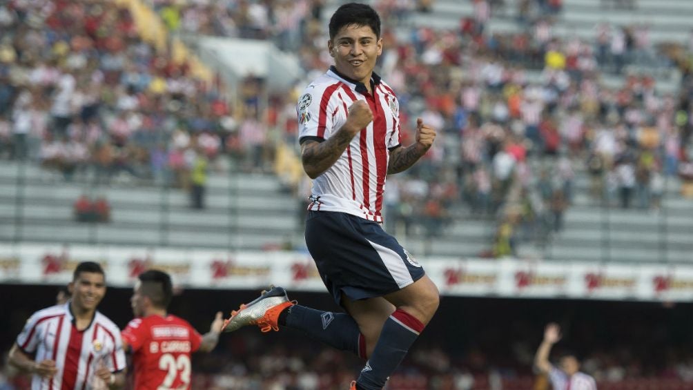 Chofis celebrando gol con Chivas