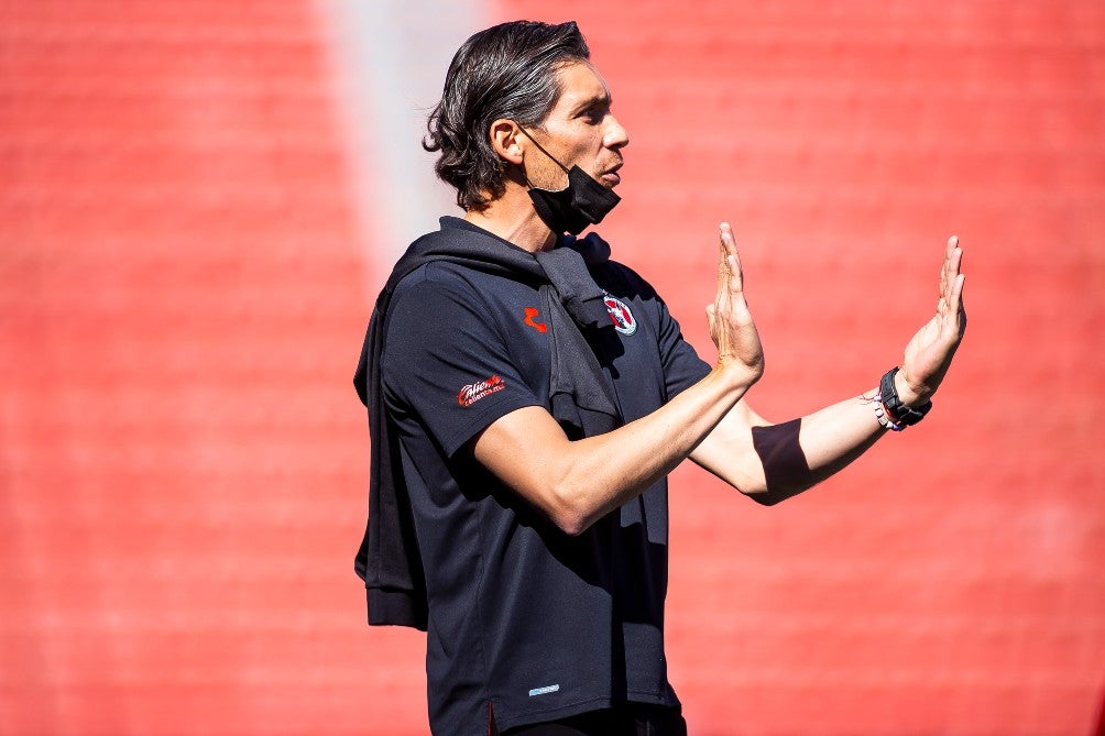 Cirilo Saucedo dirigiendo un partido de la Sub-20