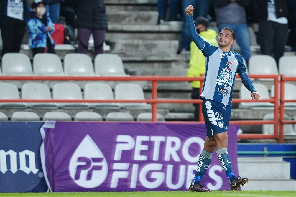 Luis Chávez celebra su gol con el Pachuca