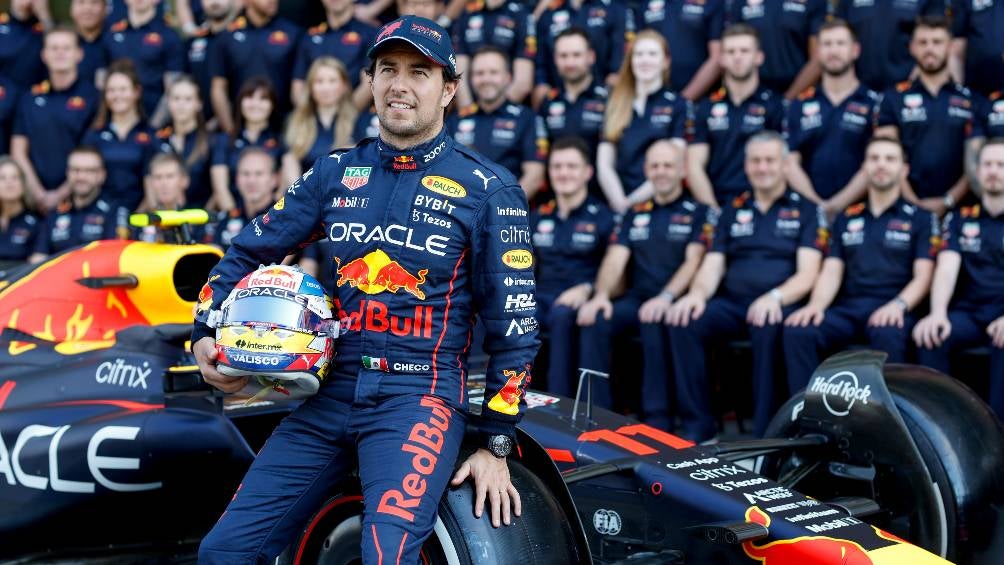 Checo Pérez con el equipo de Red Bull