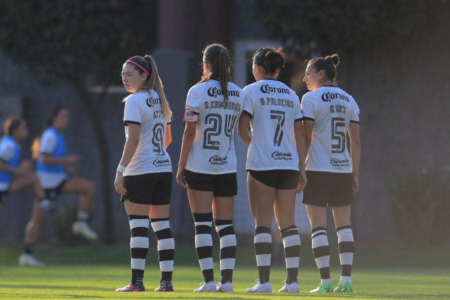 Jugadoras de América Femenil formando barrera 