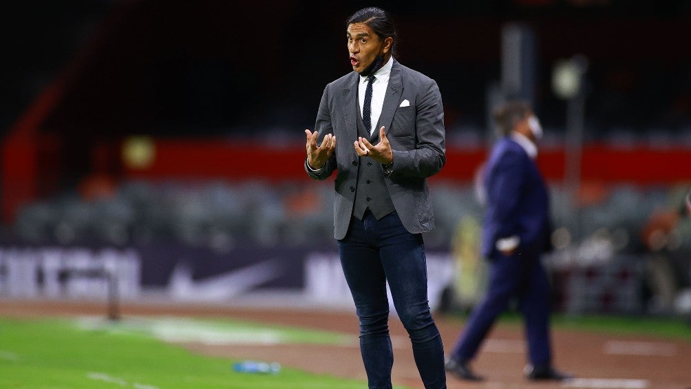 Paco Palencia dirigiendo en el Estadio Azteca