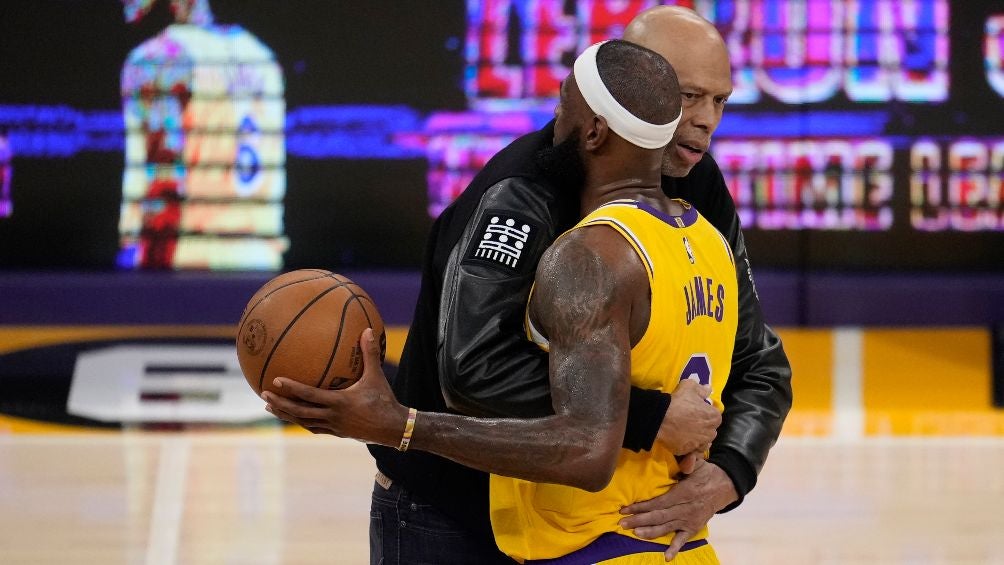 Kareem Abdul-Jabbar felicita a LeBron James