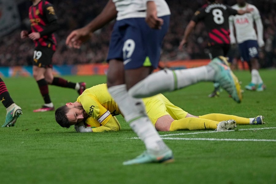 Hugo Lloris quedándose con el balón 