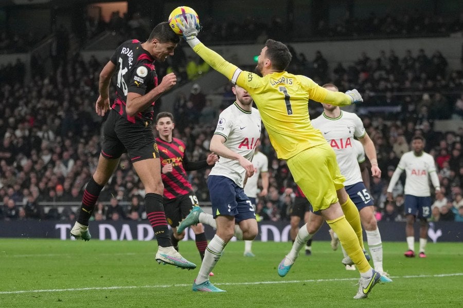 Lloris atajando pelota en partido de la Premier League 