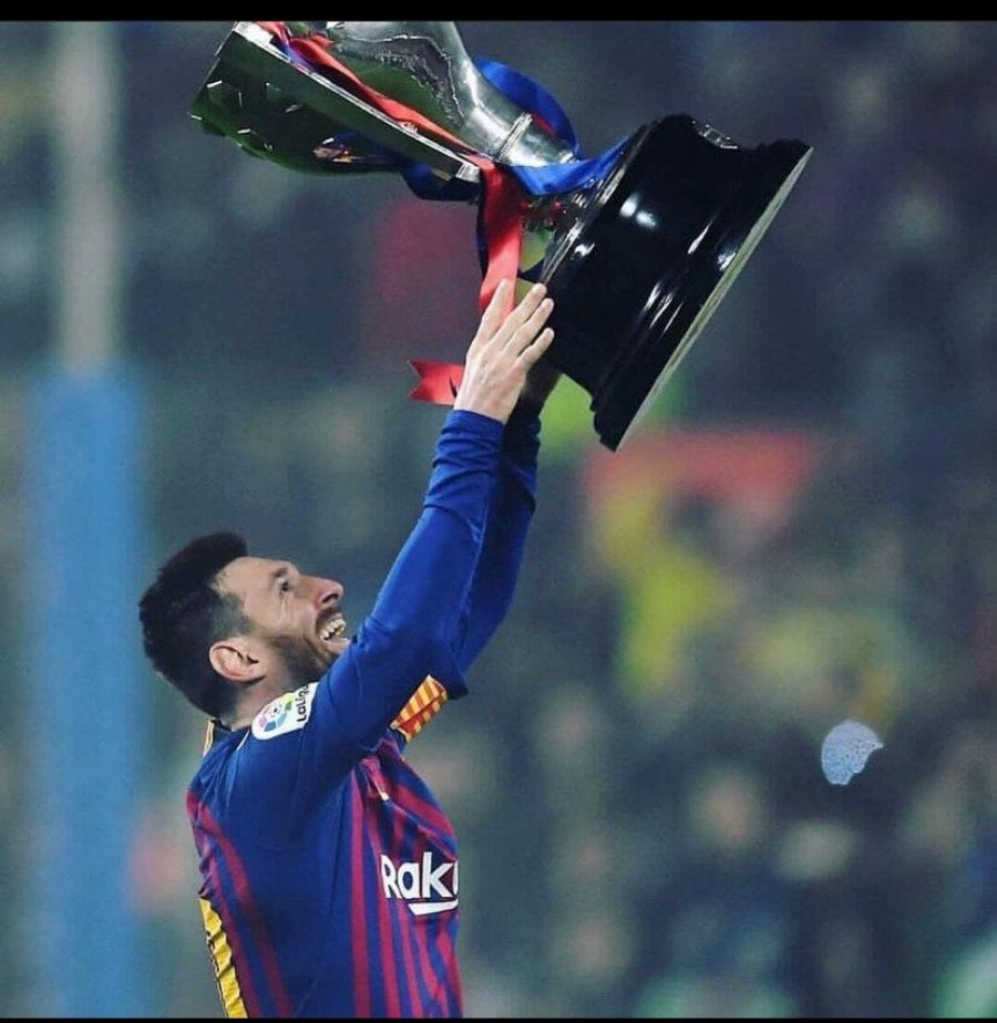 Messi con el Barcelona cargando campeonato 