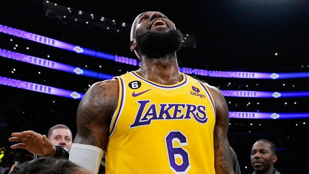 LeBron James celebra después de pasar a Kareem Abdul-Jabbar