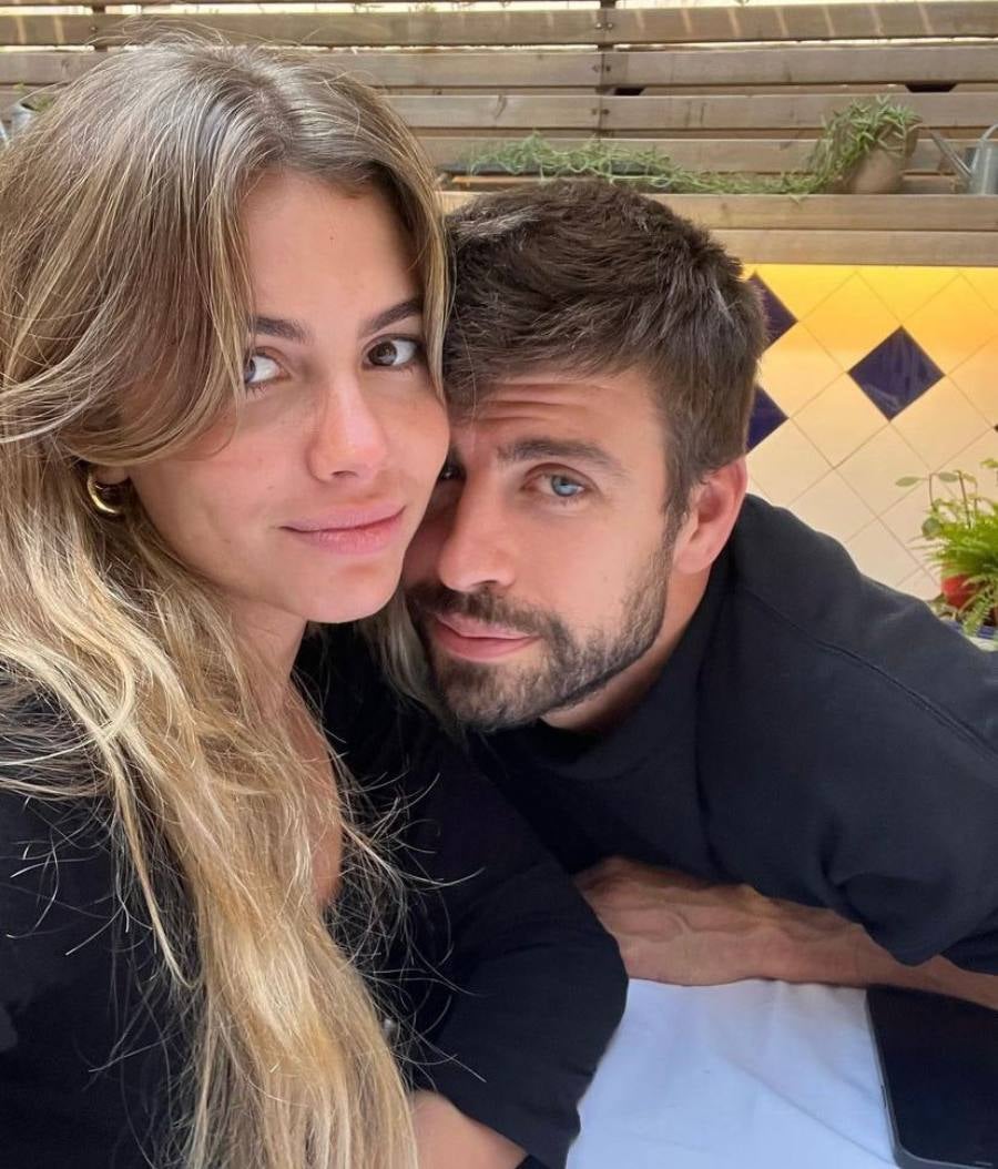 Piqué y Clara Chía posando para foto